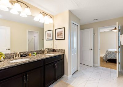Champions Gate family villa - jack-n-jill en suite bathroom