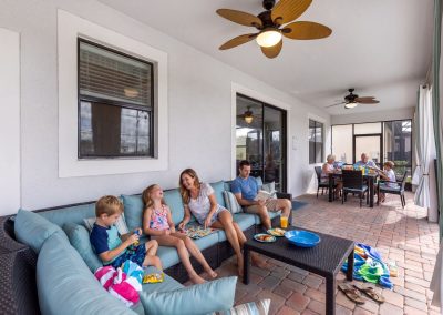 large family accommodation Orlando - Large Outdoor sectional in the lanai