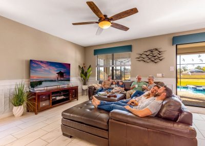 multigenerational vacation rental - Large leather sectional in the living room
